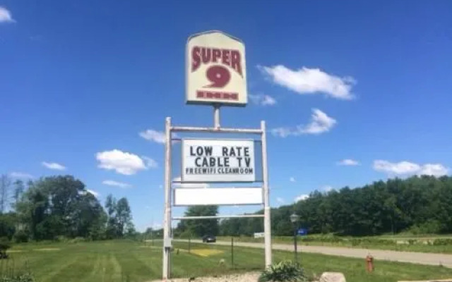 Super 9 Motel