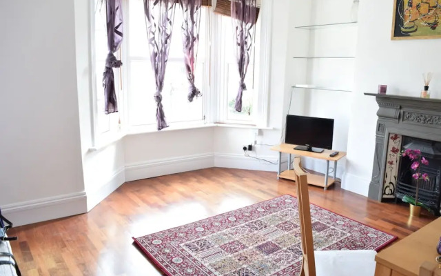 2 Bedroom Maisonette in Barons Court
