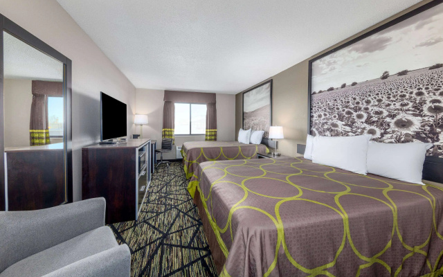 Super 8 by Wyndham Pratt