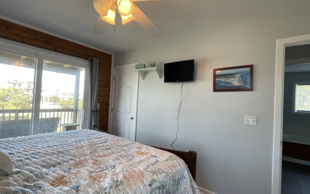 Hatteras Hideaway 3 Bedroom Cottage by RedAwning