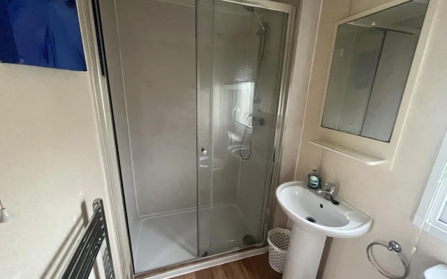 Caravan - Sleeps 6 - Pets Ok - Parking