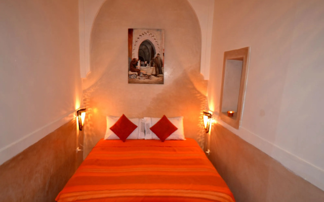 Riad White Flowers