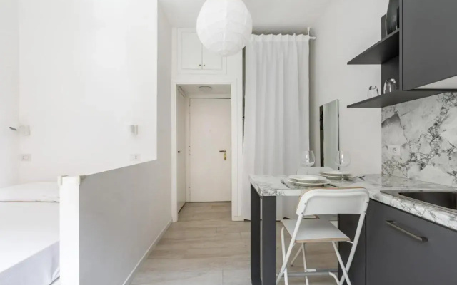 Guesthost - Bright Apt 600mt From Viale Zara!
