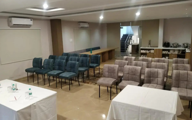 Hotel Mumbai House LIG Indore