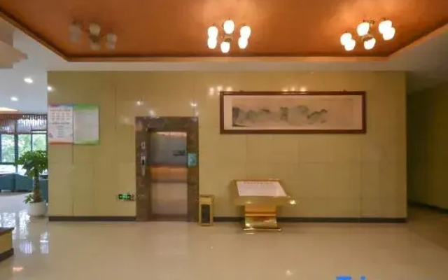 Rujia Huayi Select Hotel (Liyang High-Speed Railway Station Wanda Plaza)