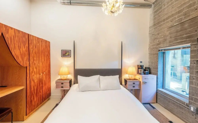 Hotel Narcissus