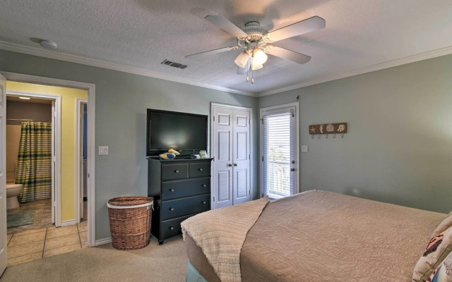 Walk to Galveston Beach: Coastal Escape w/ Yard