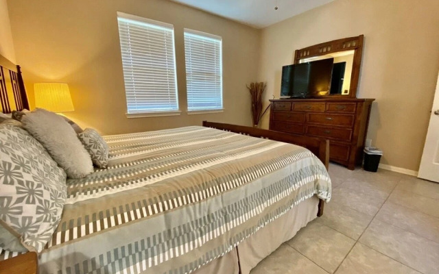 Janie's 4 Bedroom Home by RedAwning