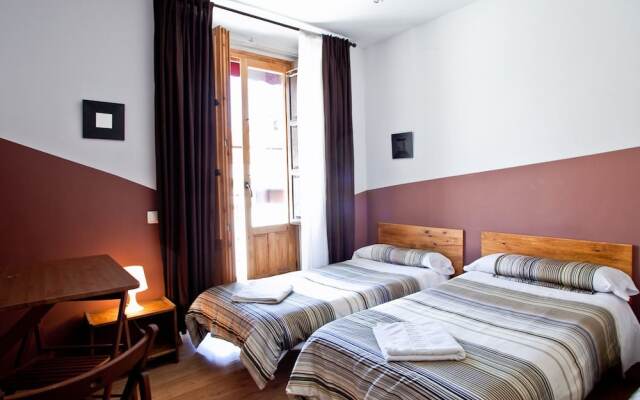 Отель Hostal Abaaly Испания, Мадрид - 4 отзыва об отеле, цены и фото номеров - забронировать отель Hostal Abaaly онлайн вид на фасад