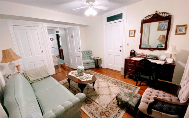 Colonial Beach Plaza Bed & Breakfast