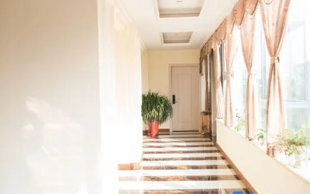 Xinyu Fashion Hotel (Haikou East High-speed Railway Station)