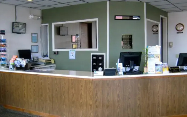 Sandstone Inn & Airport Parking
