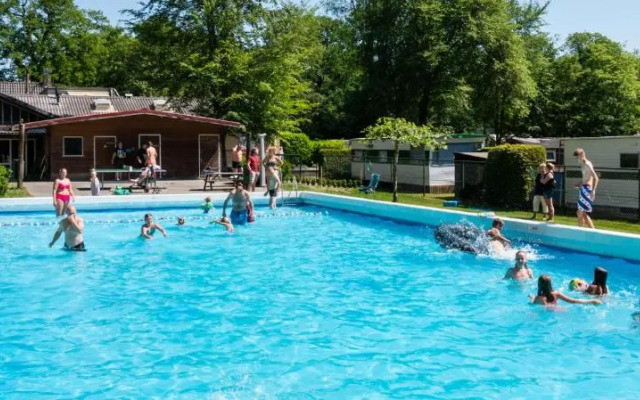 Chalet 't Rijsterbos op camping met zwembad!
