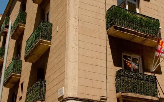 Отель Be Ramblas Guest House (ex. Hostal Barcelona Ramblas) Барселона вид на фасад