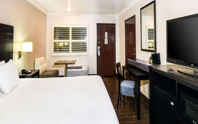 Travelodge by Wyndham Commerce Los Angeles Area