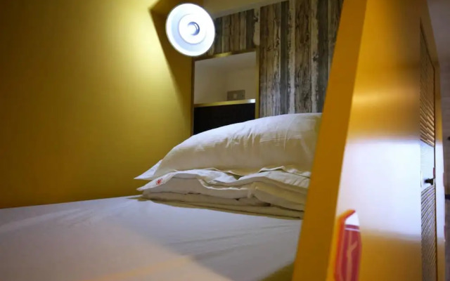 Hive Bed and Backpacker
