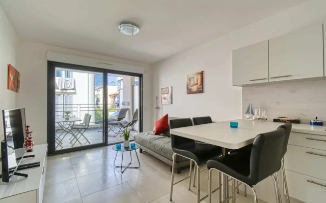 Modern Apartment With Private Balcony, Near Palais