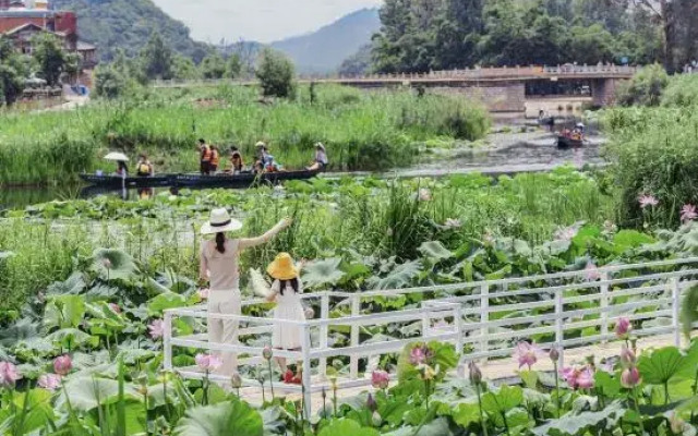 Puzhehei Liqiao Lake View Luxury Homestay