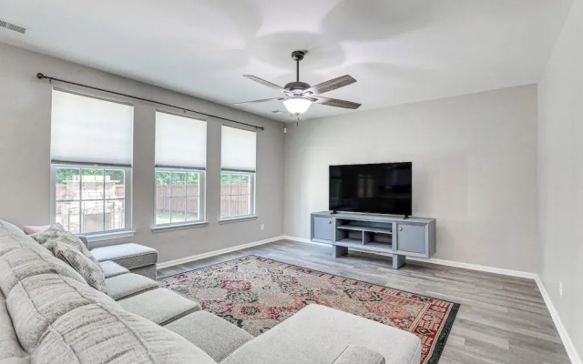 Pet-friendly Ladson Home: 23 Mi to Charleston!