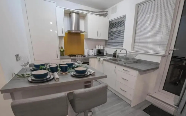 Apartment-sleeps4-parking-balcony