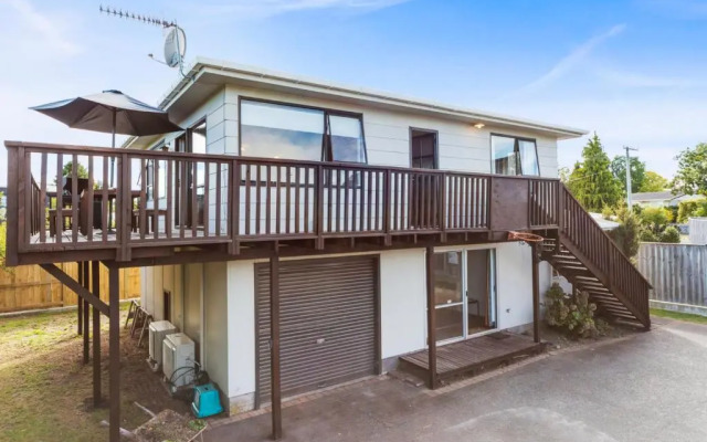Rainbow Lake House - Lake Taupo Holiday Home