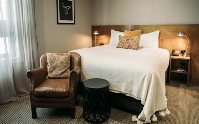 King and Queen Hotel Suites
