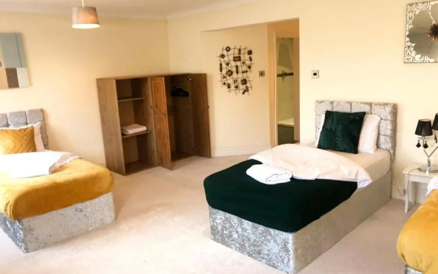 3-bed Semi-detached House, Wifi, Parking, Outdoor Space