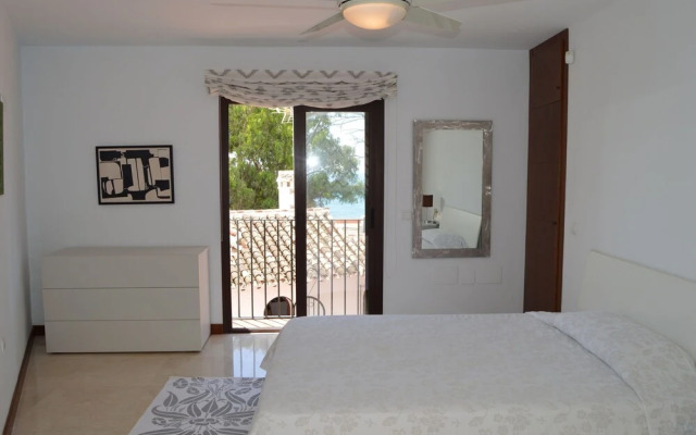 Beachfront villa protected private pool 4 bedrooms Marbella