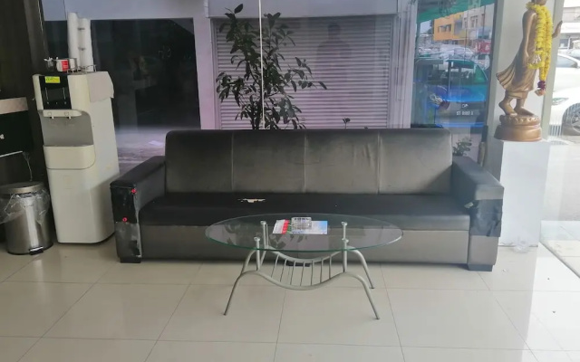 OYO 90028 Ragula Hotel