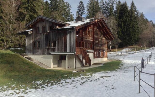 Отель Gstaad - Great Luxurious Farmhouse вид на фасад