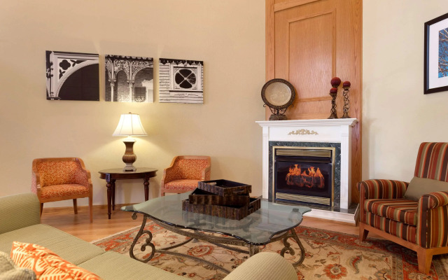 Country Inn & Suites by Radisson, Nevada, MO