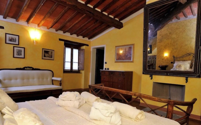 Beautiful Farmhouse With Heated Pool and Jacuzzi-mulino Della Villa