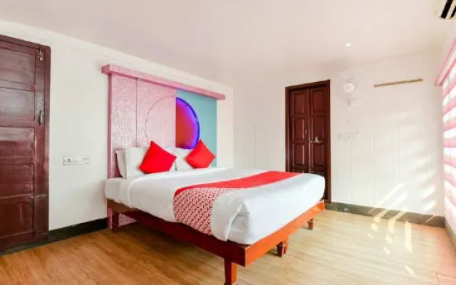 Oyo 23421 Royal Palace Premium Sharing Houseboat