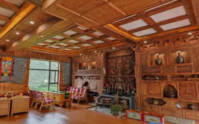 Sanhu Homestay (Shangri-La Town Daocheng Yading Scenic Area)