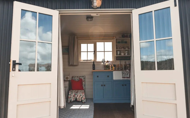 Dog Friendly Shepherd's Hut, Perfect for Couples
