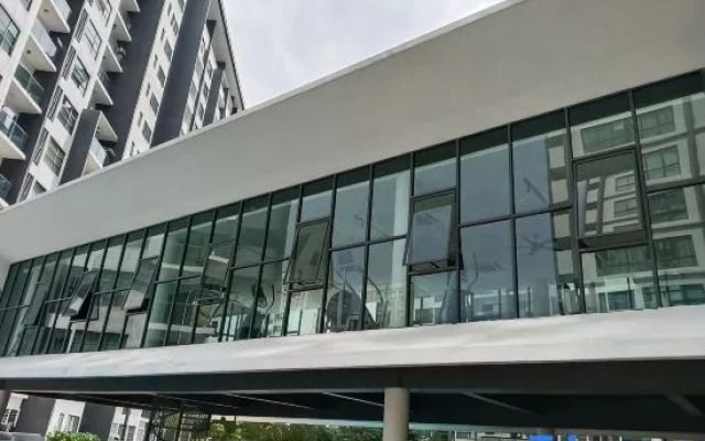 2pax Studio@Zeva/Near UPM/MRT/Aeon with Desk&TV