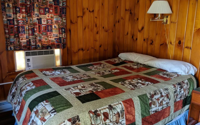 Pine Tree Motel & Cabins