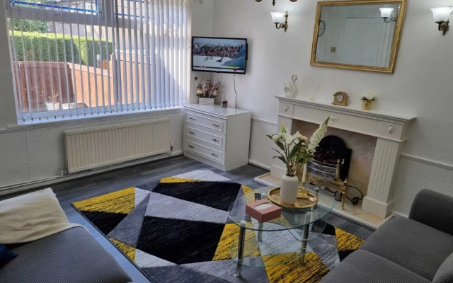 Modern 2-bed Home - Private Garden, Parking & Wifi