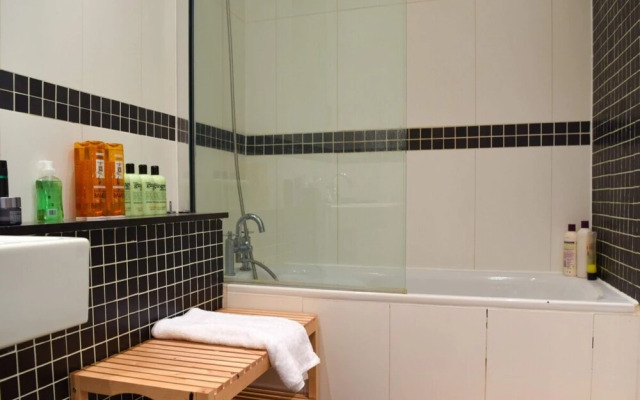 Pleasant, Intimate Flat With Backyard in Battersea