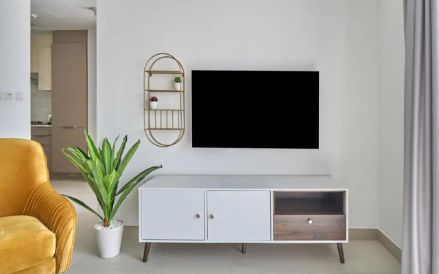 Stella Stays Chic 2 BDR Dubai JVC Large Terrace
