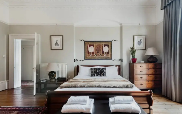 Grand Victorian Apartment in Sought-after Clifton