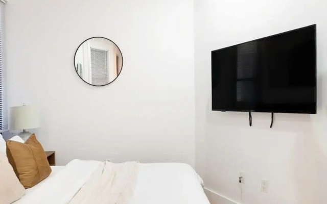 403-2e Newly Renovated Studio UES