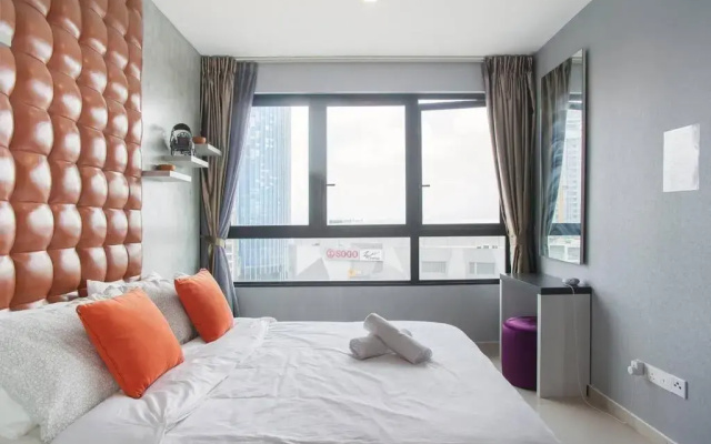 iCity 1Bedroom Apt Near Mall FREE PARKING & WIFI