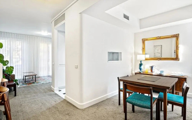 Modern East Melbourne 2-bed Apartment With Parking