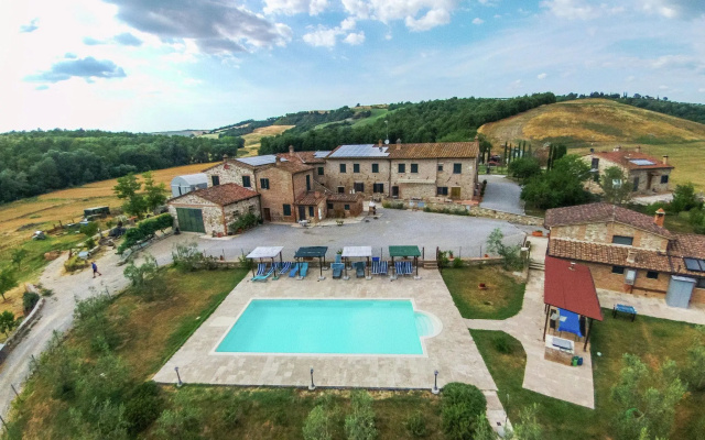 Lovely Farmhouse in Asciano With Swimming Pool