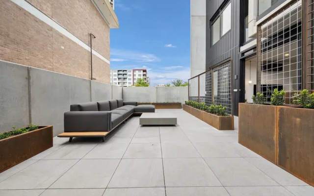 Impeccable Braddon Studio With Outdoor Dining