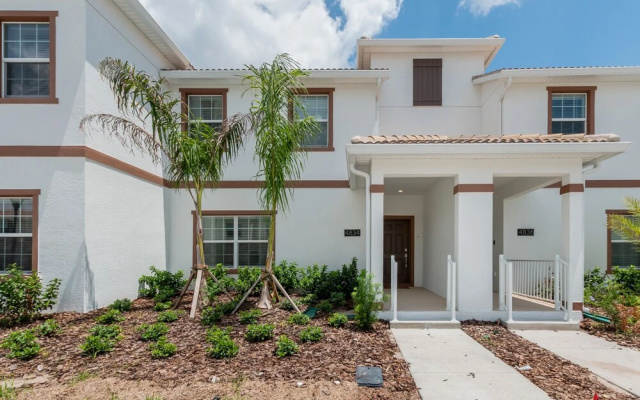 4 Bedroom Town Home with Pool