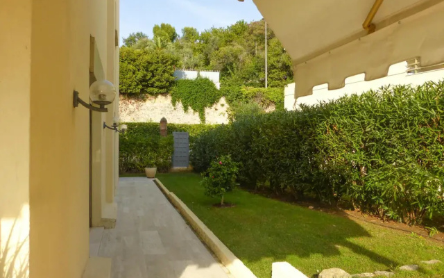Vacation apartment with large private terrace and community pool, Cannes