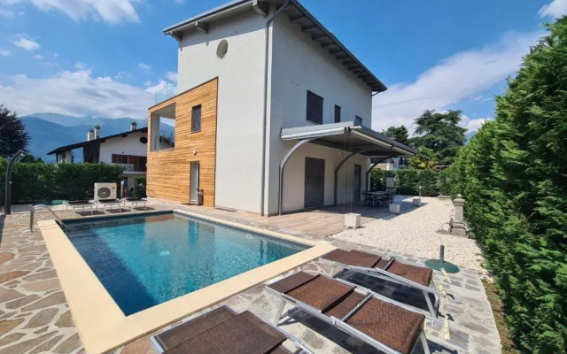 Villa Family Colico With Pool