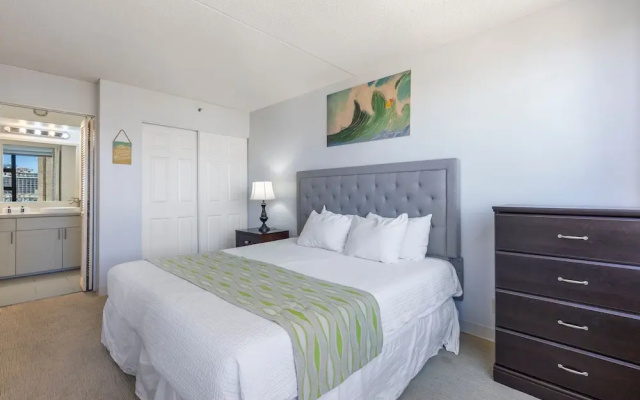 Deluxe Ocean and City View Waikiki Banyan Condo, Free Parking & Wi-Fi